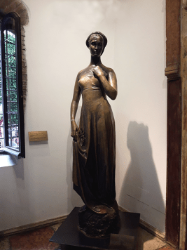 Casa-di-Giulietta_Giulietta-sculpture